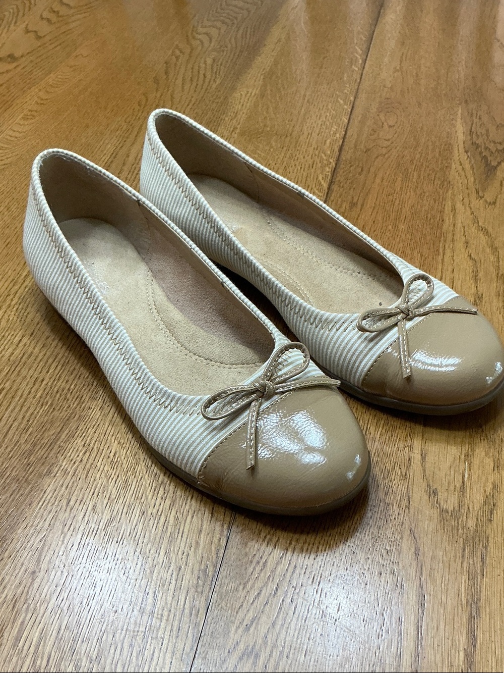 Womanβs AEROSOLES tan/white stripe flat with toe cap. Size 8.5. Bow.